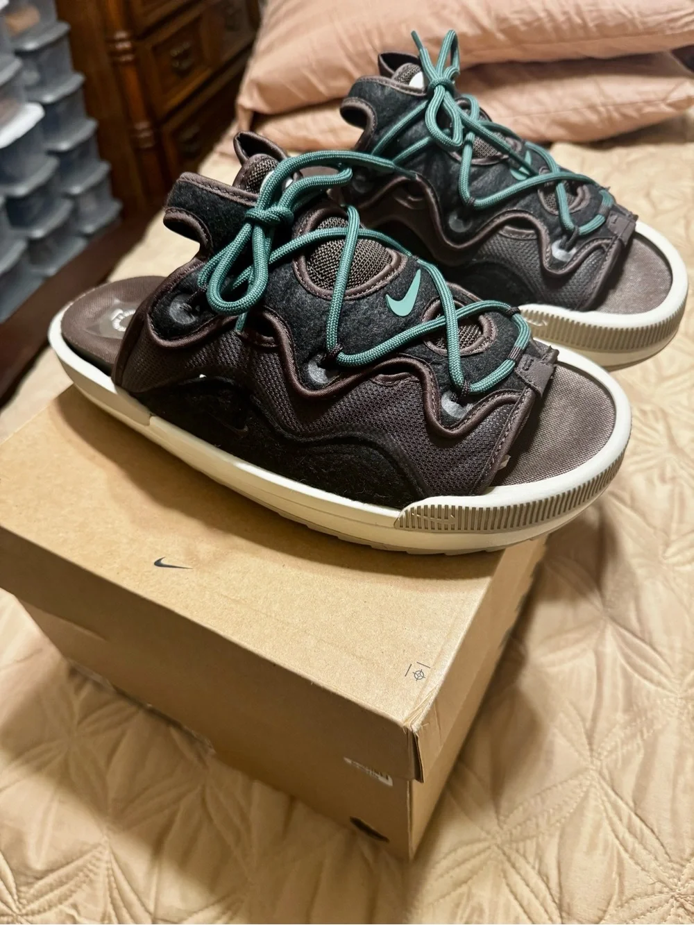 Never worn men’s nike offline 2.0 velvet brown Sandal with Teal Laces 11